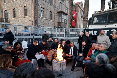 İzmir'de Bina Krizi: Kararlılık ve Dayanışma Rüzgârı Sürüyor, Halkın Binaya Sahip Çıkışı Geceden Sabaha Büyüyor