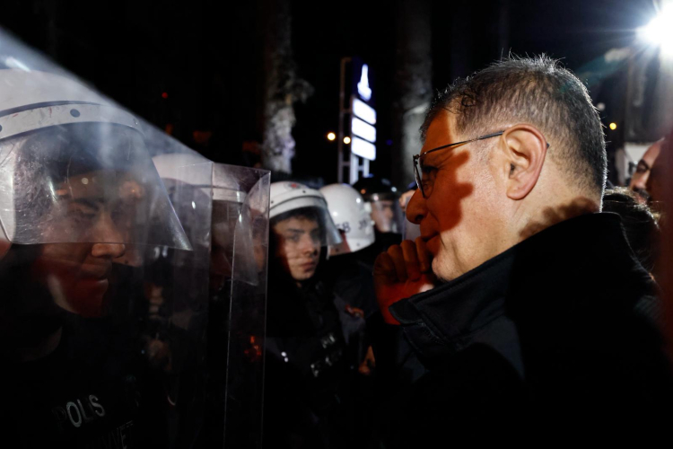 İzmir'de Bina Krizi: Kararlılık ve Dayanışma Rüzgârı Sürüyor, Halkın Binaya Sahip Çıkışı Geceden Sabaha Büyüyor