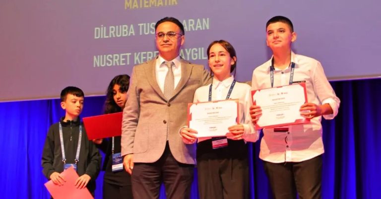 İzmir’de Genç Zihinlerden Türkiye Finaline Uçuş: Bilim ve Teknoloji Yolculuğunda Ancak Başarıya Odaklanmakla Büyüyorlar