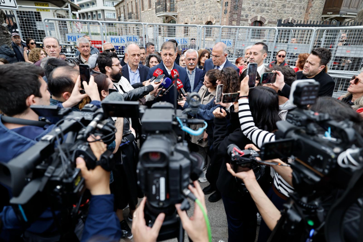 İzmir’de Kamu Mülkiyetine Yönelen Baskılar: Polis Eşliğinde Tespitler ve Hukuk Zeminindeki Mücadele