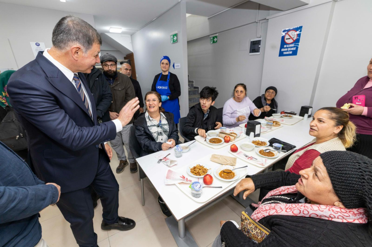 İzmir’de Kent Lokantaları 25 Liralık Umut Dalgası: Yamanlar’da Yeni Şubeyle Halkın Sofrası Genişliyor