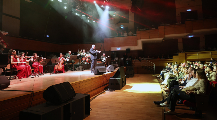 İzmir'de Luca Minnelli Rüzgârı: AASSM'de Unutulmaz Bir Akşam