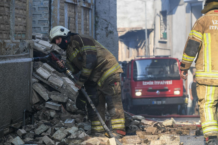 İzmir’de Metruk Bina Yangını: 25 Dakikada Müdahale ile Kontrol Altına Alınan Riskli Olayın Detayları