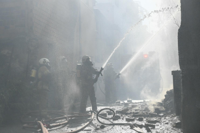 İzmir’de Metruk Bina Yangını: 25 Dakikada Müdahale ile Kontrol Altına Alınan Riskli Olayın Detayları