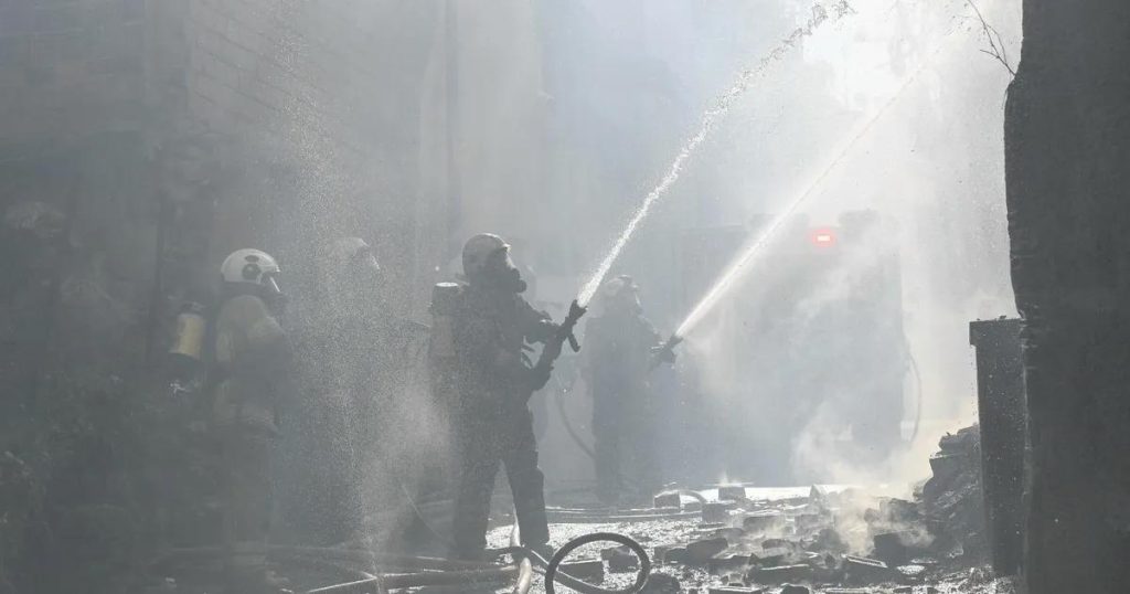 İzmir’de Metruk Bina Yangını: 25 Dakikada Müdahale ile Kontrol Altına Alınan Riskli Olayın Detayları