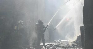 İzmir’de Metruk Bina Yangını: 25 Dakikada Müdahale ile Kontrol Altına Alınan Riskli Olayın Detayları