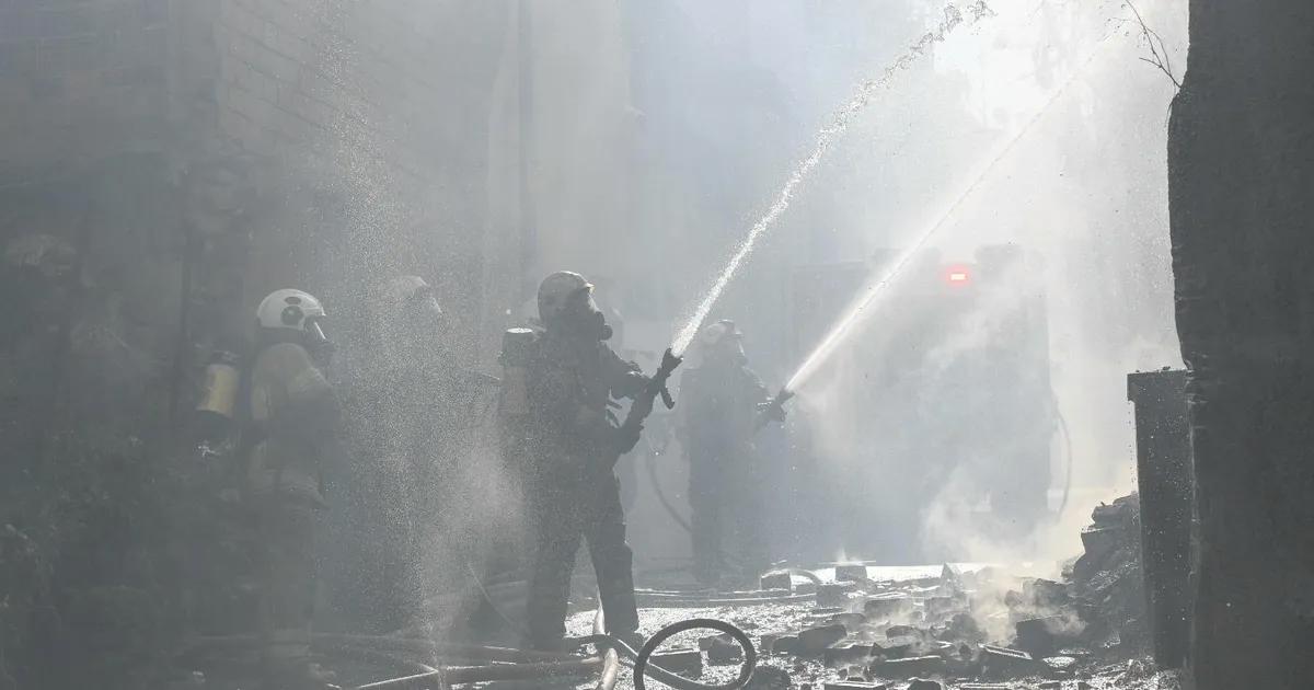 İzmir’de Metruk Bina Yangını: 25 Dakikada Müdahale ile Kontrol Altına Alınan Riskli Olayın Detayları