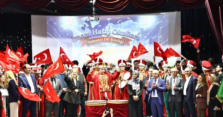 İzmir’de Yabancı Dil Şenliği Coşkusu: Öğrenciler Kültürlerarası Köprüler Kurdu