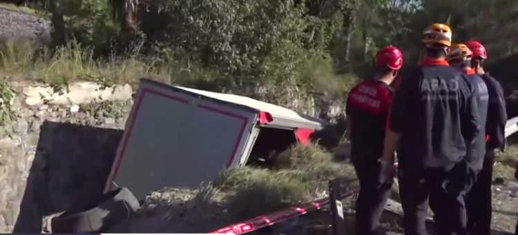 İzmir'de Zincirleme Kaza Faciası: 3 Ölü, 2 Yaralı ve Geniş Operasyon