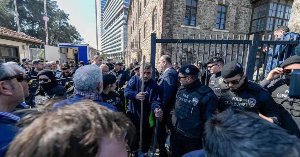 İzmir’deki Meslek Fabrikası Baskını: Mülk, Mahkeme ve Halkın Sesiyle Çalkantılı Bir Gün