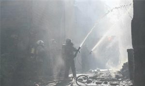 İzmir’in Kalbi Türkiye’yi Korkutan Yangın: Bozkurt Mahallesi’nde İtfaiye Mücadelesi ve Soğutma Çabaları