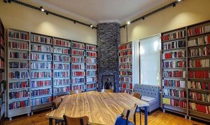 İzmir’in Kalbinde Işıyan Raflar: Buca Cumhuriyet Kütüphanesi’nin Yeni Çağrı Sesleri