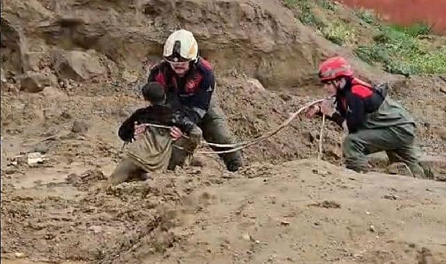 İzmir’in Torbalı kırsalında balçığa saplanan çocuklar için kahraman kurtarma: İtfaiye ekipleri zor anlarda dayanışmayı gösterdi