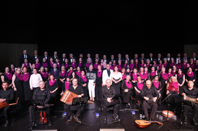 İzmit Belediye Türk Sanat Müziği Korosu Şef Erbil Aydın’la Coşkulu Kapanış, İzmit Halkı Konserde Büyülendi