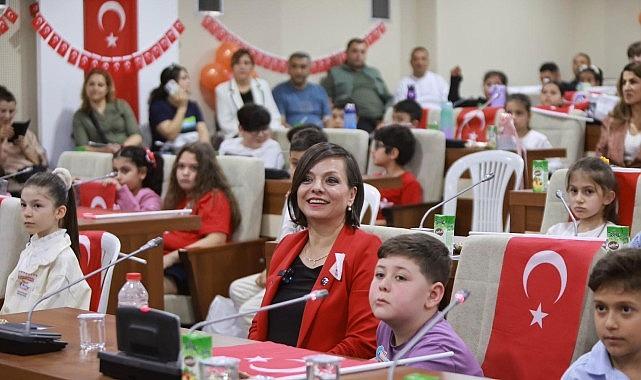 Karabağlar’da Çocuk Meclisi: 58 Mahallenin Söz Hakkı Sahnesiyle 100 Öğrenci Belediye Makamında