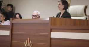 Karabağlar’da Meclis Salonu Ateşi: Kınay’dan Halk İçin Sorumluluk Çağrısı ve Uluslararası Temsil Onuru