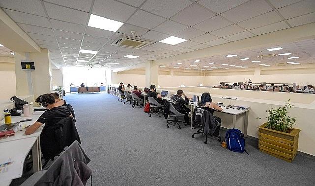 Kültürpark’ın Işığı: Hasan Ali Yücel Kütüphanesi’nin Şehrin Nabzını Atan Izdıraklı Kitap Yolculuğu