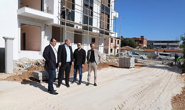 Menderes’te Sahaya İnen Kararlılık: İlkay Çiçek’ten Mahalle Ziyaretleri ve 44 Mahalleye Eşit Hizmet Vurgusu