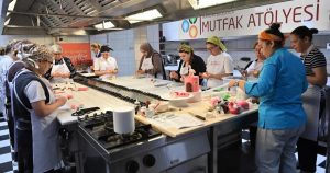 Mutfağın Zirvesine Yolculuk: Bornova’da 23 Nisan’da Minik Şefler Şenliği ve Mutfak Atölyeleri