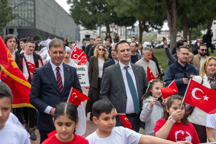 Renkli Uçurtmalarla Dolu Bornova Şenliği: Bayram Coşkusu ve Demokrasi Mesajı Bir Arada