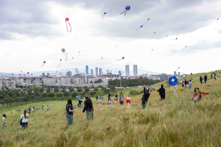 Renkli Uçurtmalarla Dolu Bornova Şenliği: Bayram Coşkusu ve Demokrasi Mesajı Bir Arada