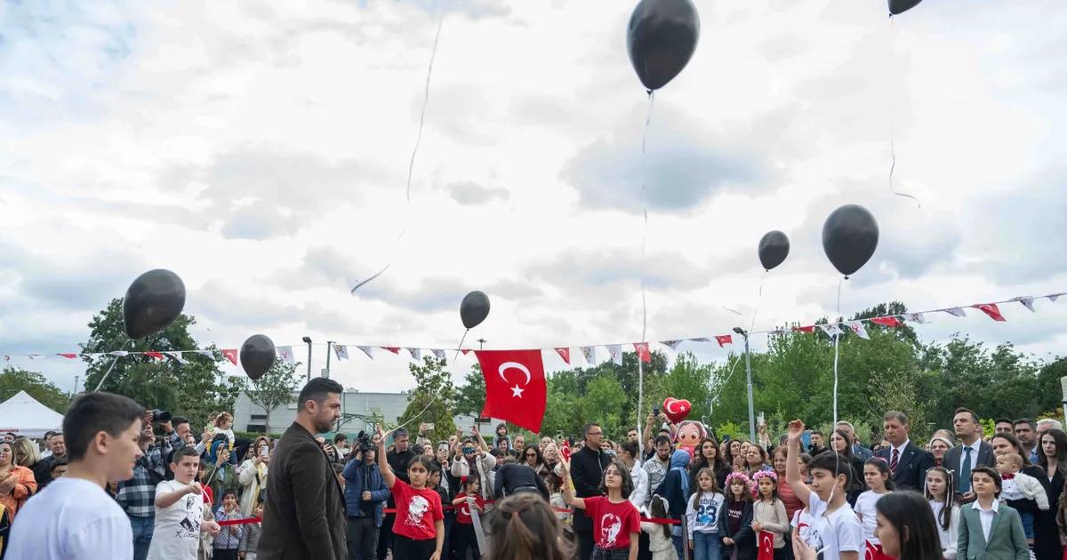 Renkli Uçurtmalarla Dolu Bornova Şenliği: Bayram Coşkusu ve Demokrasi Mesajı Bir Arada