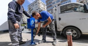 Şehrin Temizliği İçin Yeni Otobüs Durağı Çöp Kovaları Montajı Başladı: Şehrin Nabzı Duruşta Temizlendi