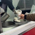 Sıcak Çorba Dağıtımı İzmir’de Yeni Noktaya Taştı: Ege Üniversitesi Kavşağı’nda Dayanışma Rüzgarı