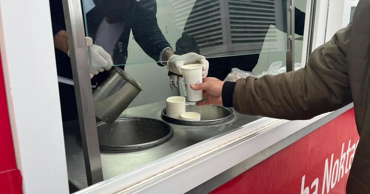 Sıcak Çorba Dağıtımı İzmir’de Yeni Noktaya Taştı: Ege Üniversitesi Kavşağı’nda Dayanışma Rüzgarı