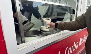 Sıcak Çorba Umudu: Manisa Yolu Başında Yeni Dayanışma Noktasıyla Bornova’dan Sıcacık Destek