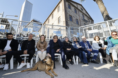 Sokakta Direnişin Gölgesinde: İzmir’in Meslek Fabrikası Önünde Nöbetin Anlamı ve Direnişin Sesi