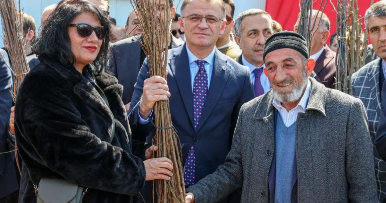 Van’da Çiftçilere Ömür Boyu Destek: 4,5 Milyon Fidan Hedefiyle Bereketli Tarım Yolculuğu
