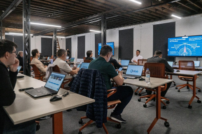 Yapay Zeka Destekli Dönüşüm: İzmir'in Dijital Deneyim Merkezi Şefaf Verimlilik Yolculuğu