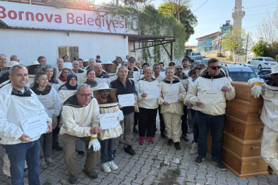 Bal Arıcılığında 10. Yıl Coşkusu: Bornova Belediyesi Arıcılık Kursu 56 Saatlik Yoğun Programla Tamamlandı