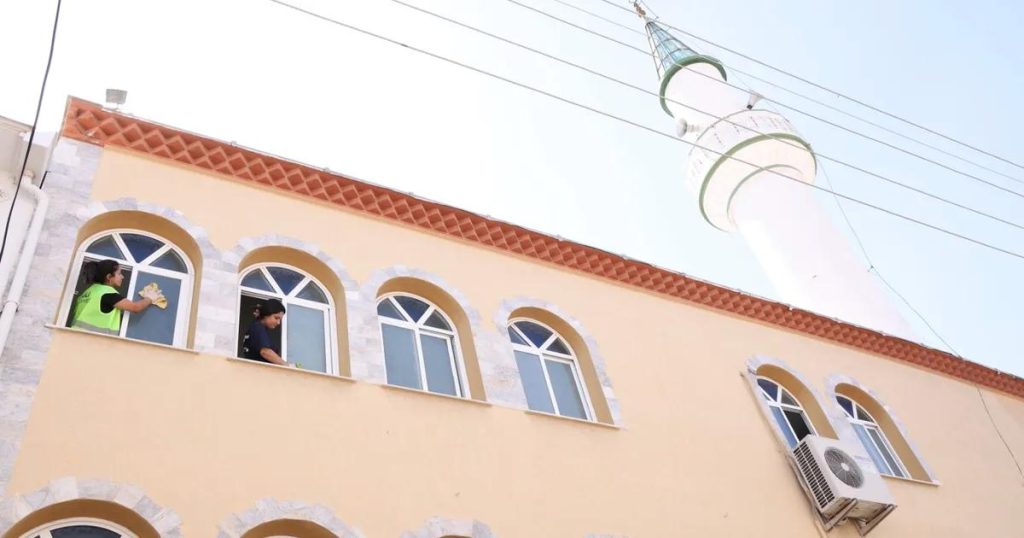 Bayram Öncesi Çiğli’de Camilerde Hijyen Seferberliği: Temizlikte Dört Bir Yanı Hizmete Adanmış Ekipler