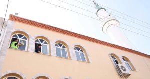 Bayram Öncesi Çiğli’de Camilerde Hijyen Seferberliği: Temizlikte Dört Bir Yanı Hizmete Adanmış Ekipler