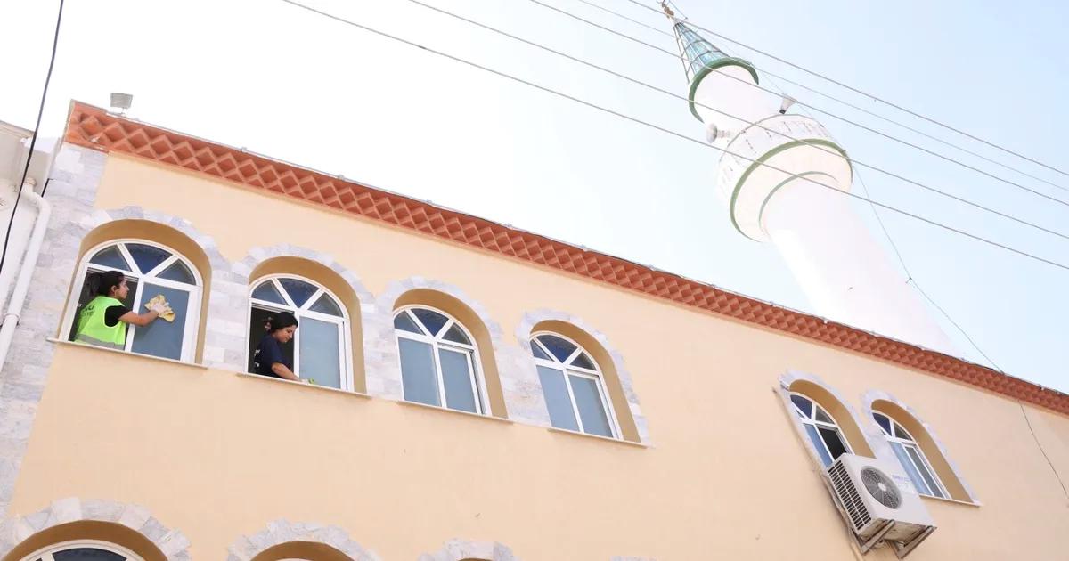 Bayram Öncesi Çiğli’de Camilerde Hijyen Seferberliği: Temizlikte Dört Bir Yanı Hizmete Adanmış Ekipler