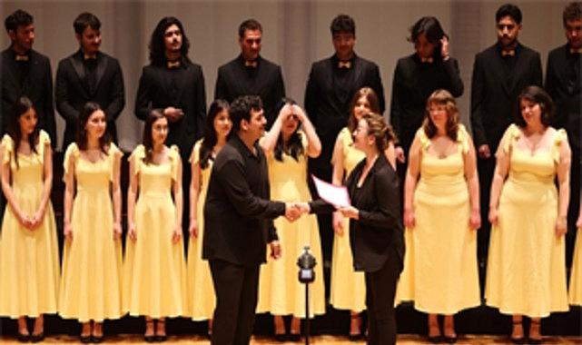 Birlikte Seslenen Şehrin Ruhu: İzmir’in Çok Sesli Koroları’nın Işığı Altında