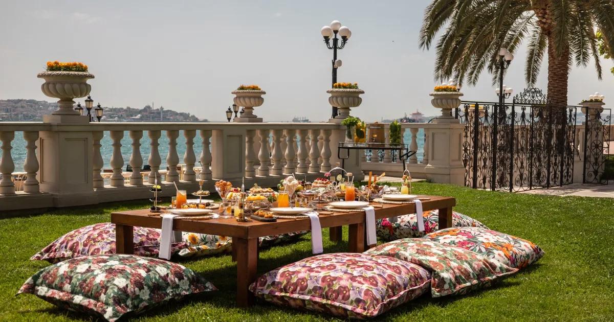 Boğazın Büyüsüyle Çırağan Bahçesinde Lüks Piknik: Tarih ve Gastronomi Bir Arada