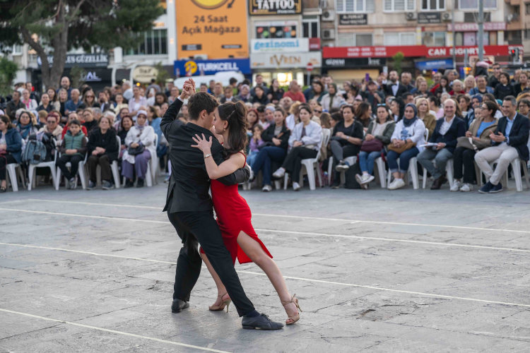 Bornova’da Hıdırellez Gecesi: Dansın Renkli Dalgalarıyla Şenlenen Meydanlar