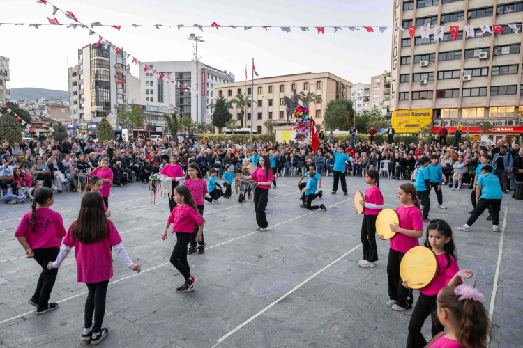Bornova’da Hıdırellez Gecesi: Dansın Renkli Dalgalarıyla Şenlenen Meydanlar