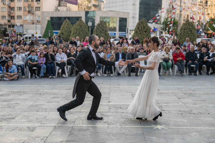 Bornova’da Hıdırellez Gecesi: Dansın Renkli Dalgalarıyla Şenlenen Meydanlar