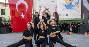 Bornova’da Hıdırellez Gecesi: Dansın Renkli Dalgalarıyla Şenlenen Meydanlar