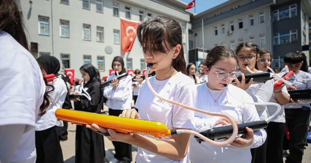 Bursa’daki 985 Öğrencinin Bir Araya Gelişi: Melodika ile Guinness’e Doğru Eşsiz Bir Ekip Ruhu Deneyi