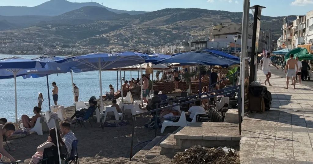 Çandarlı Sahillerinde Şezlong Savaşı: Kamuya Açık Alanlar, Özel Hizmetler ve Yazın Tartışması Abartısız Peş peşe Kalmıyor
