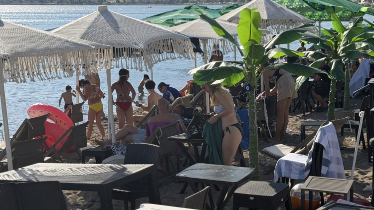 Çandarlı Sahillerinde Şezlong Savaşı: Kamuya Açık Alanlar, Özel Hizmetler ve Yazın Tartışması Abartısız Peş peşe Kalmıyor