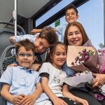 Dördüz Anneli Şoförün Sürpriz Anneler Günü: İzmir’in Yürekleri Isıtan Anılarına Yolcularla Birlikte Dair Çiçekli Yolculuk