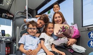 Dördüz Anneli Şoförün Sürpriz Anneler Günü: İzmir’in Yürekleri Isıtan Anılarına Yolcularla Birlikte Dair Çiçekli Yolculuk