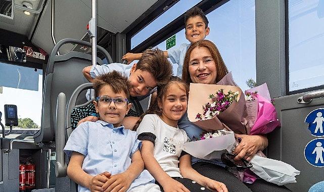 Dördüz Anneli Şoförün Sürpriz Anneler Günü: İzmir’in Yürekleri Isıtan Anılarına Yolcularla Birlikte Dair Çiçekli Yolculuk