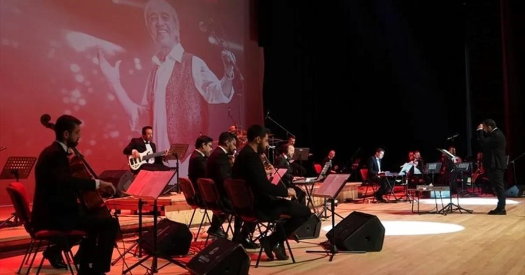 Edip Akbayram Anısına Denizli’de Sanat İçin Homurtular: Işıklar Altında Bir Geçiş